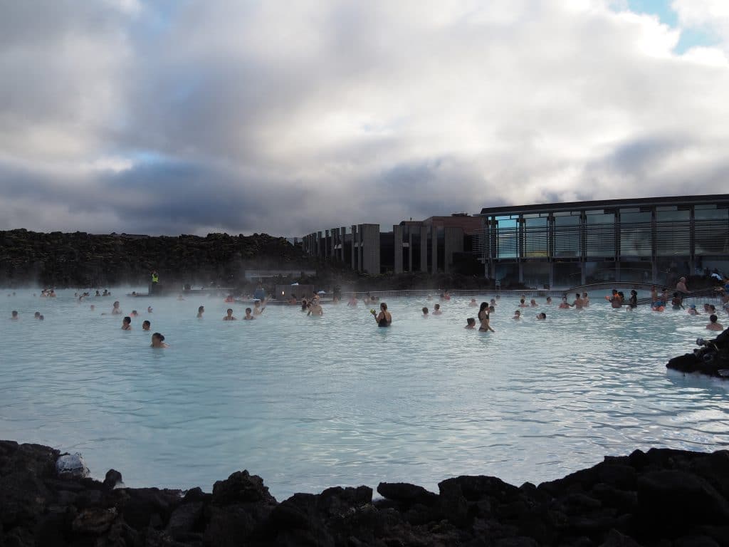 Les eaux du Blue Lagoon sont réputées pour la peau.