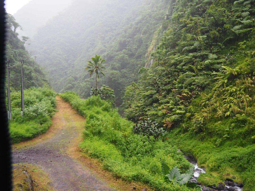 La route traverse l'île de Tahiti pas la montagne.