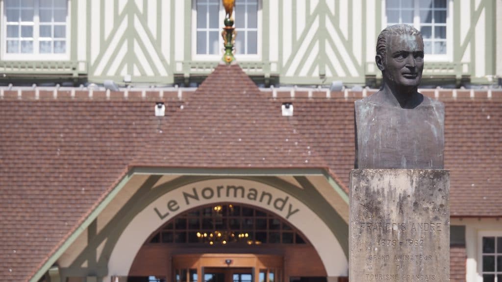 Hôtel le Normandy, l'entrée