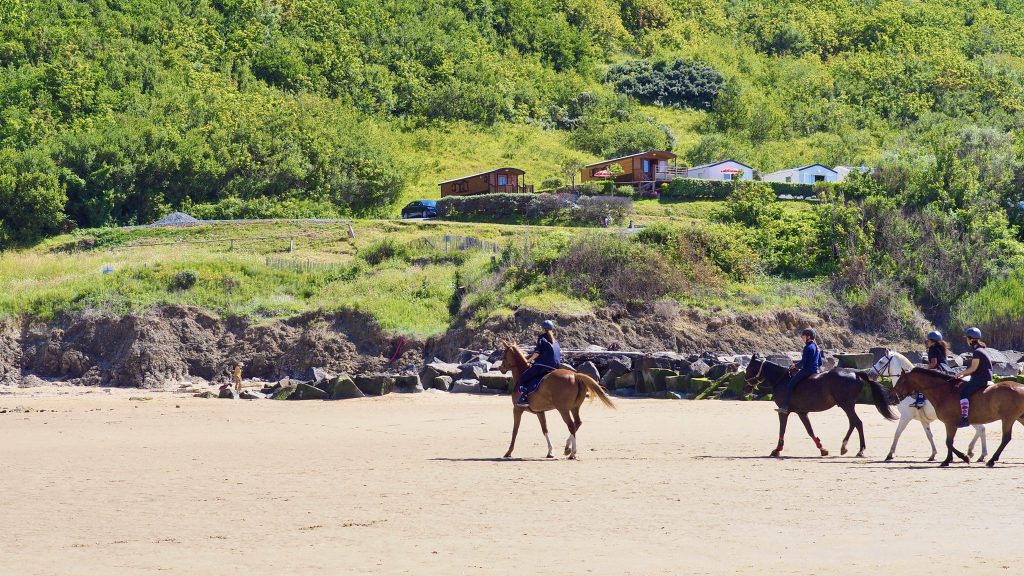 Promenade à cheval sur la plage de Houlgate.