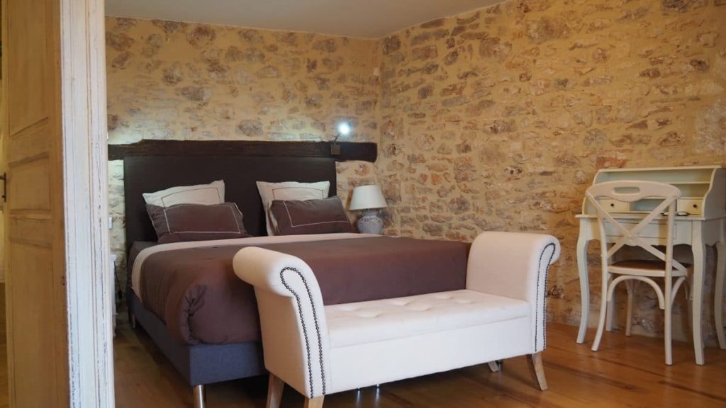 Au dessus du restaurant, deux chambres d'hôtes avec jacuzzi vous accueillent.