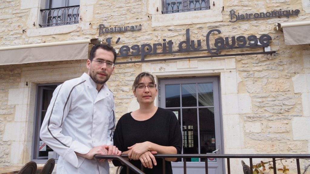 Romain et Marlène devant l'Esprit du Causse à Concots