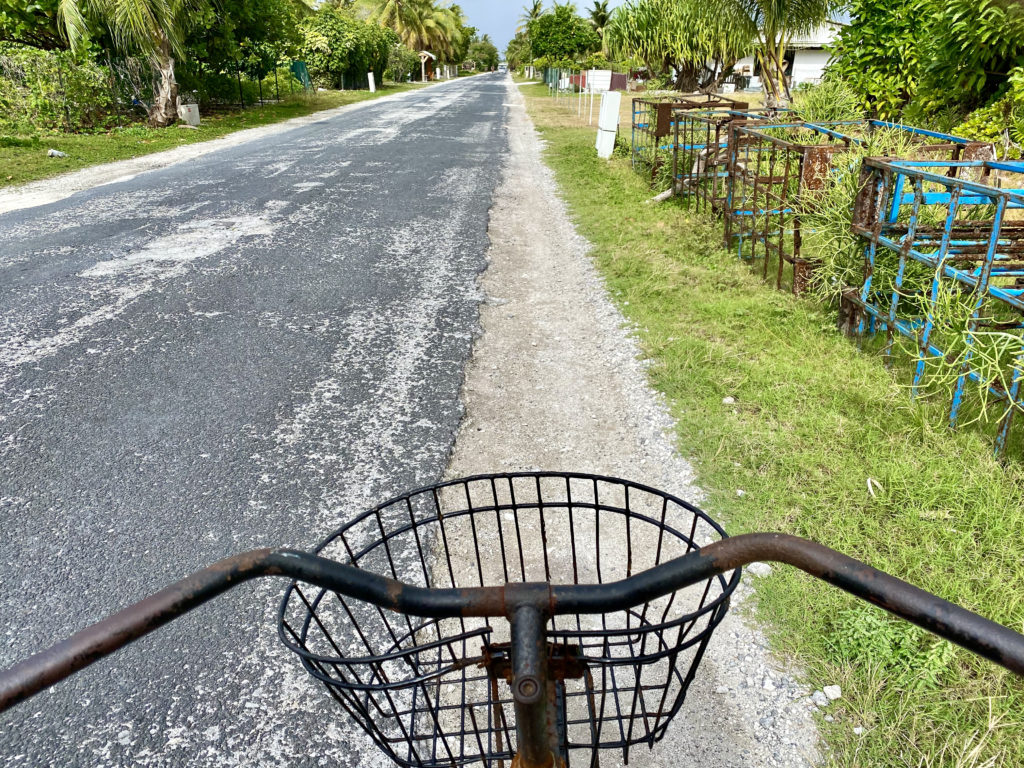 Sur l'unique route de Rangiroa à vélo.