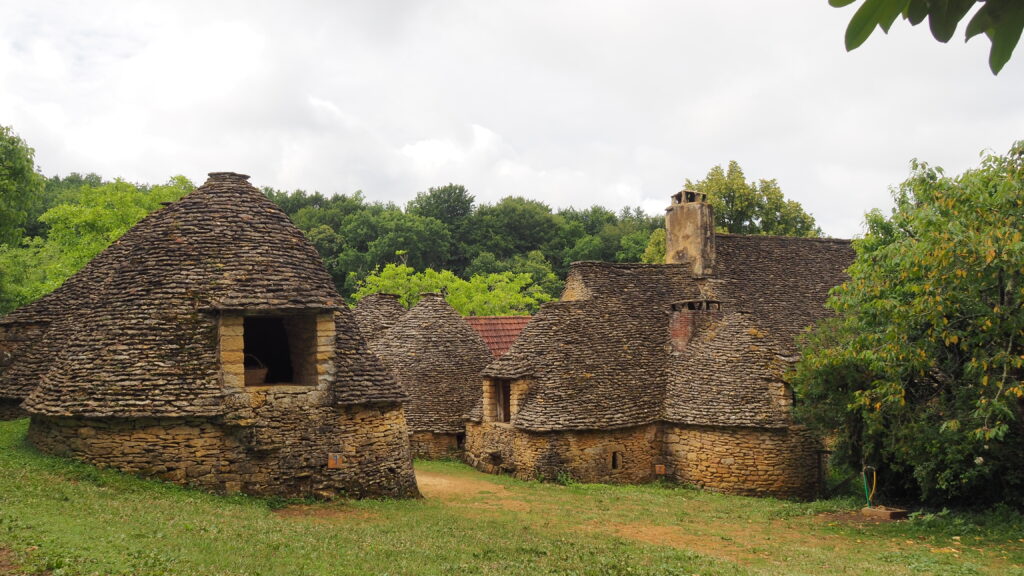 Les cabanes du Breuil sont construites avec la technique de la pierre sèche.