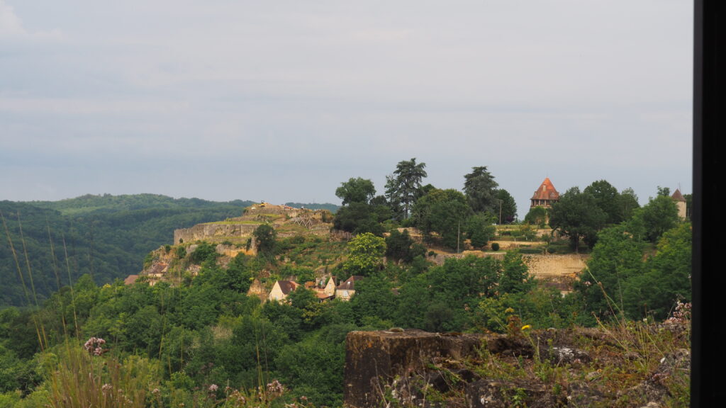 Le village de Domme est perché sur une colline.